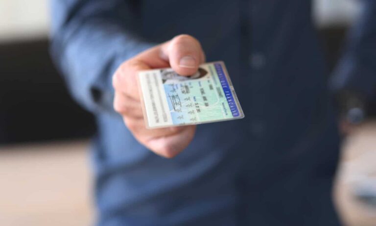 ¿Se puede viajar con el pasaporte o documento de identidad caducado?