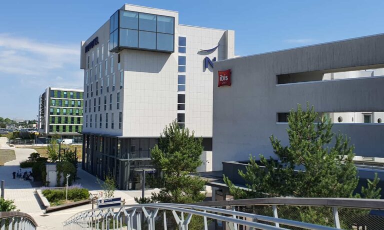¿Qué hotel elegir en el aeropuerto de París o cómo llegar allí?