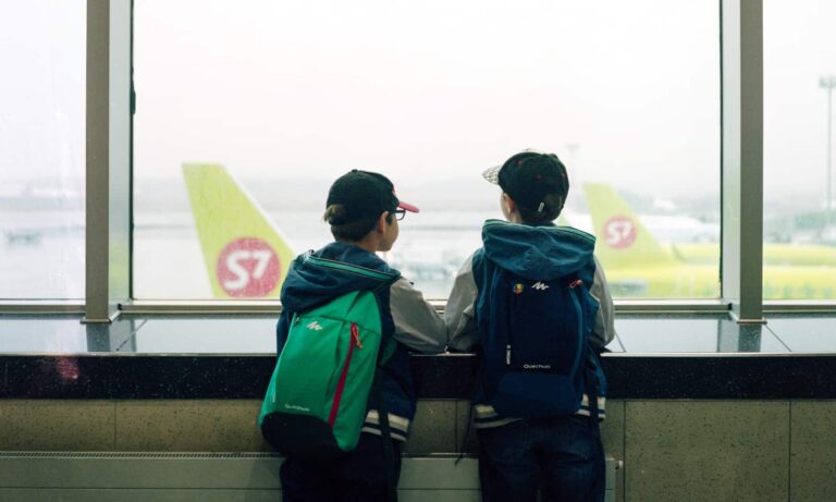Francia, viaje de niños y aviones: autorización para dejar el territorio