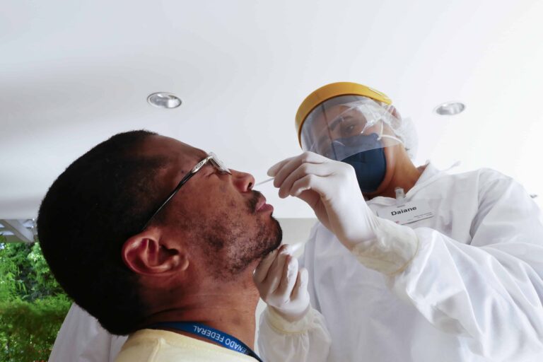 Coronavirus: ¿Cómo hacer una prueba de PCR CovVI-19 para volar?