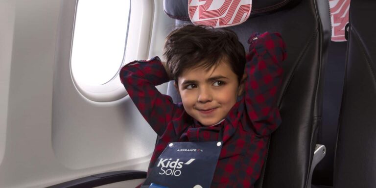 Reserve un boleto de avión para un niño que viaja solo en um